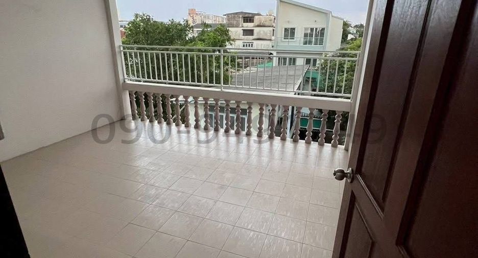 For rent 3 bedrooms townhouse in Phra Khanong, Bangkok