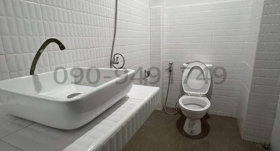 For rent 3 bedrooms townhouse in Phra Khanong, Bangkok
