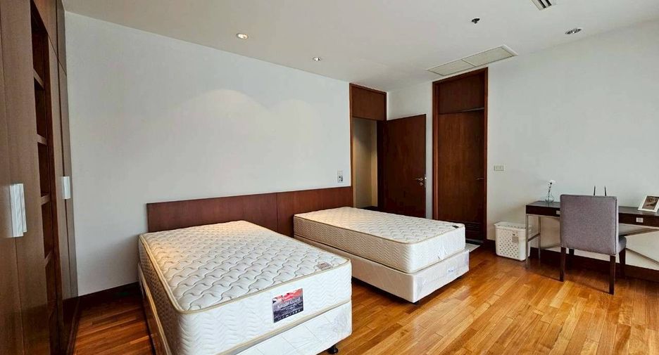 For rent 3 bedrooms apartment in Pathum Wan, Bangkok
