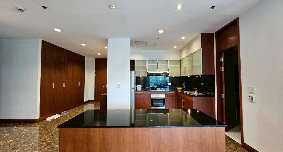 For rent 3 bedrooms apartment in Pathum Wan, Bangkok
