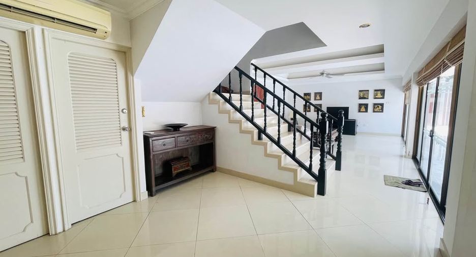 À louer 3 chambres villa à Bang Lamung, Chonburi
