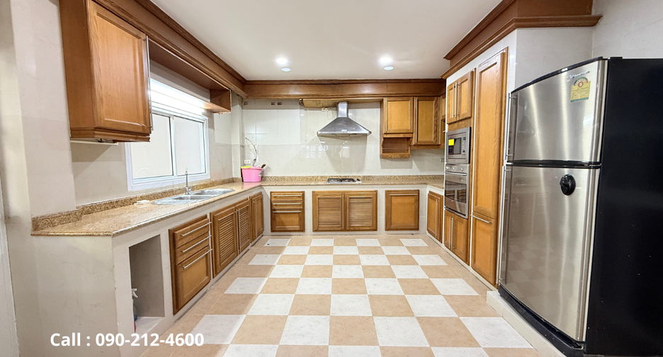 For rent 4 bedrooms house in Bang Rak, Bangkok