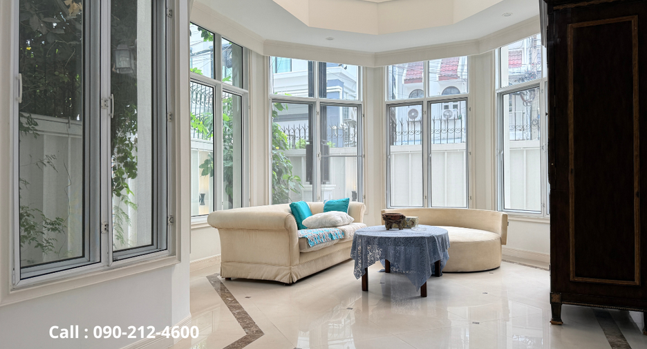 For rent 4 bedrooms house in Bang Rak, Bangkok