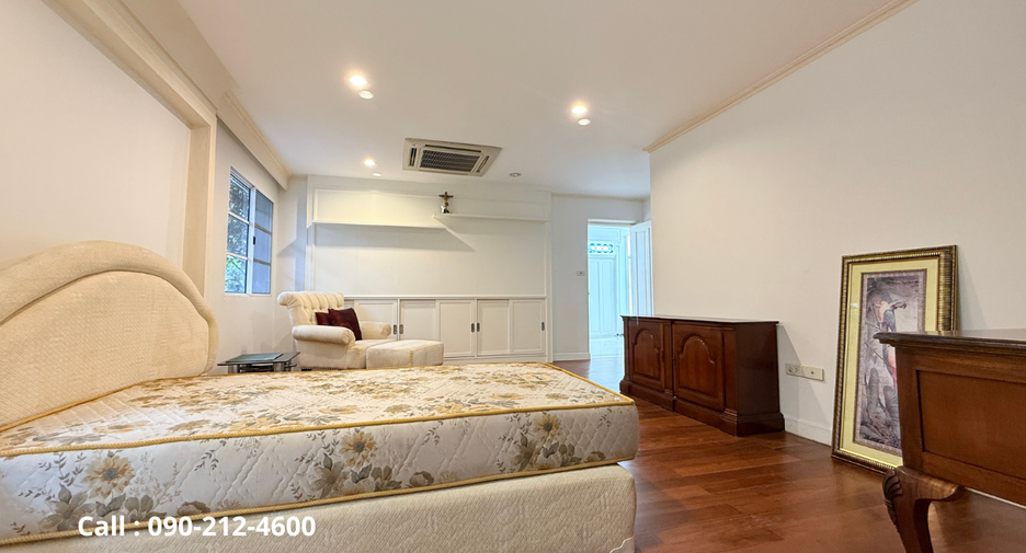 For rent 4 bedrooms house in Bang Rak, Bangkok
