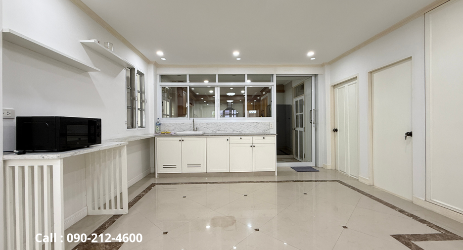 For rent 4 bedrooms house in Bang Rak, Bangkok