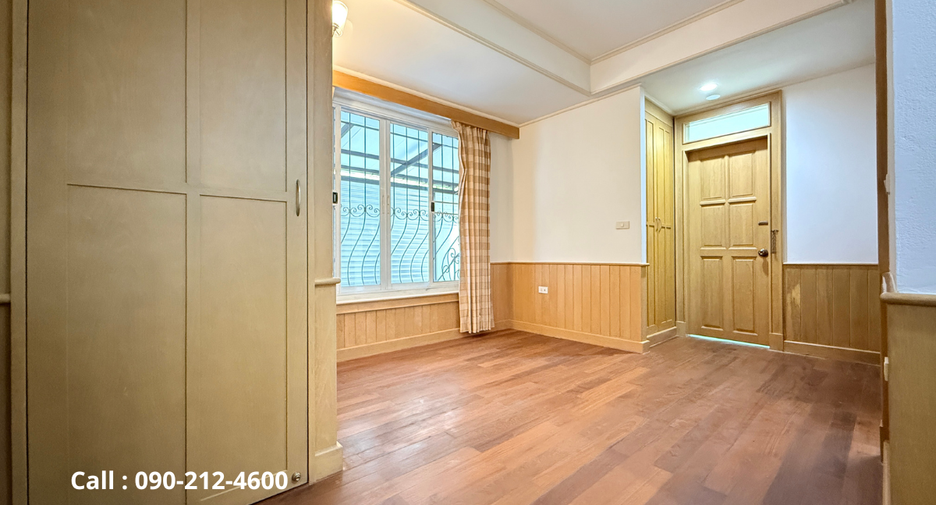 For rent 4 bedrooms house in Bang Rak, Bangkok