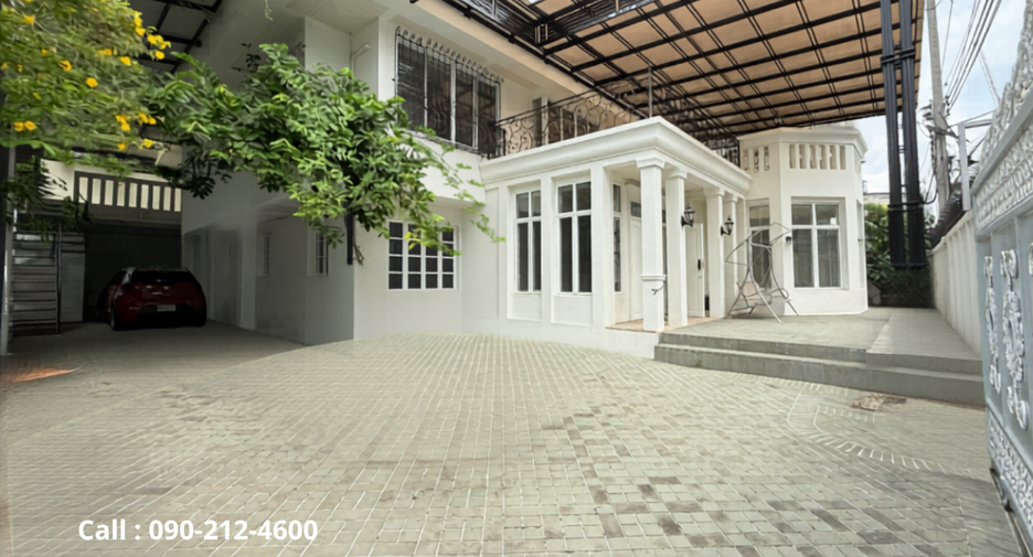 For rent 4 bedrooms house in Bang Rak, Bangkok