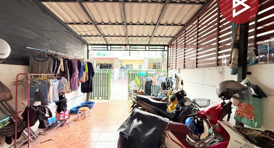 For sale 2 bedrooms townhouse in Mueang Samut Prakan, Samut Prakan