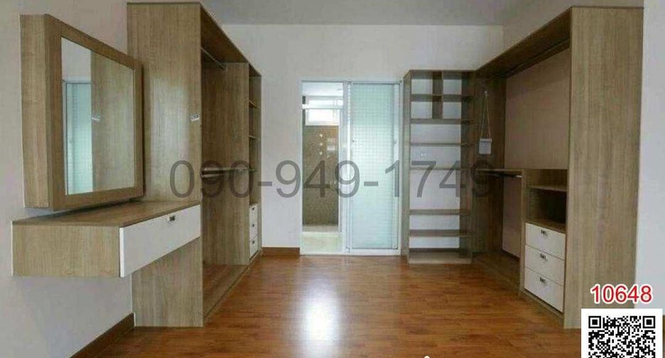 For rent 3 bedrooms townhouse in Lat Krabang, Bangkok
