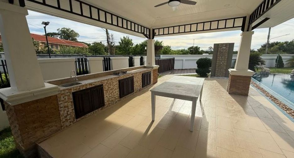 For sale 4 bedrooms villa in Huay Yai, Pattaya
