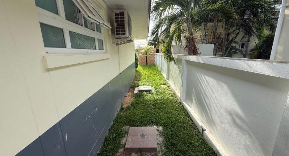 For sale 4 bedrooms villa in Huay Yai, Pattaya