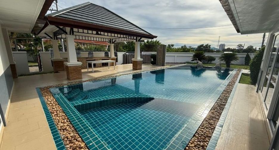 For sale 4 bedrooms villa in Huay Yai, Pattaya