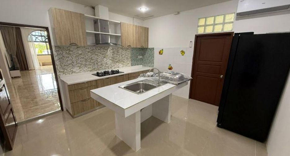 For sale 4 bedrooms villa in Huay Yai, Pattaya