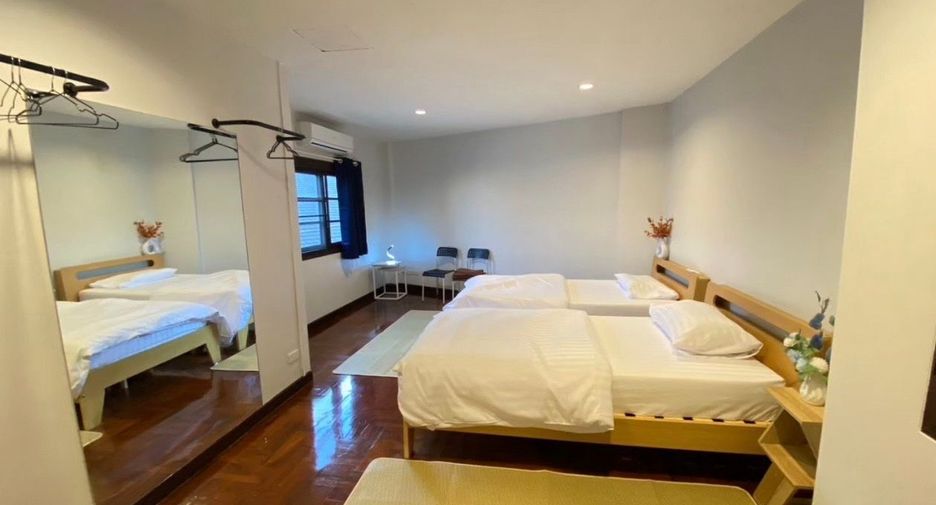 For rent 6 bedrooms townhouse in Watthana, Bangkok