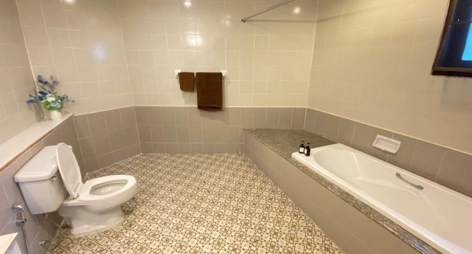 For rent 6 bedrooms townhouse in Watthana, Bangkok