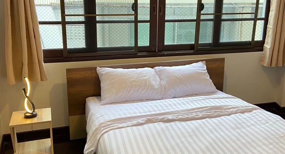 For rent 6 bedrooms townhouse in Watthana, Bangkok