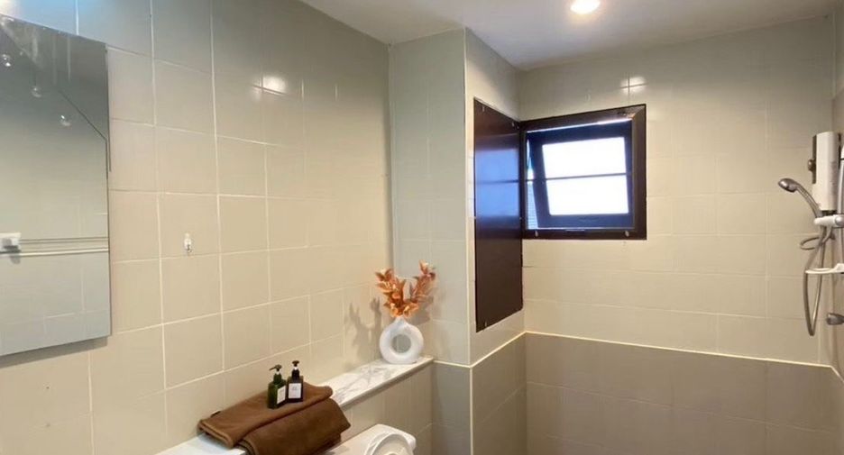 For rent 6 bedrooms townhouse in Watthana, Bangkok