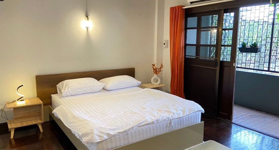 For rent 6 bedrooms townhouse in Watthana, Bangkok