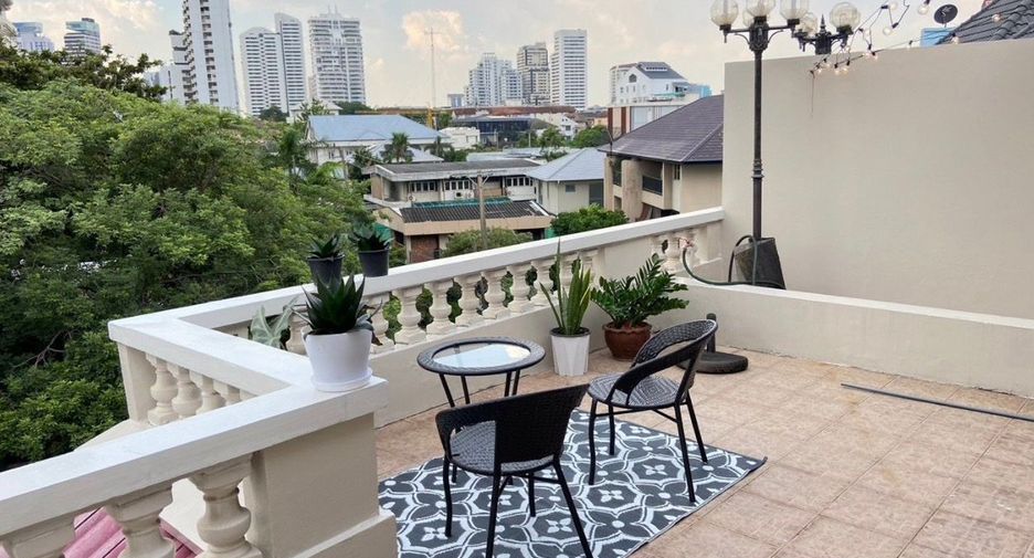For rent 6 bedrooms townhouse in Watthana, Bangkok