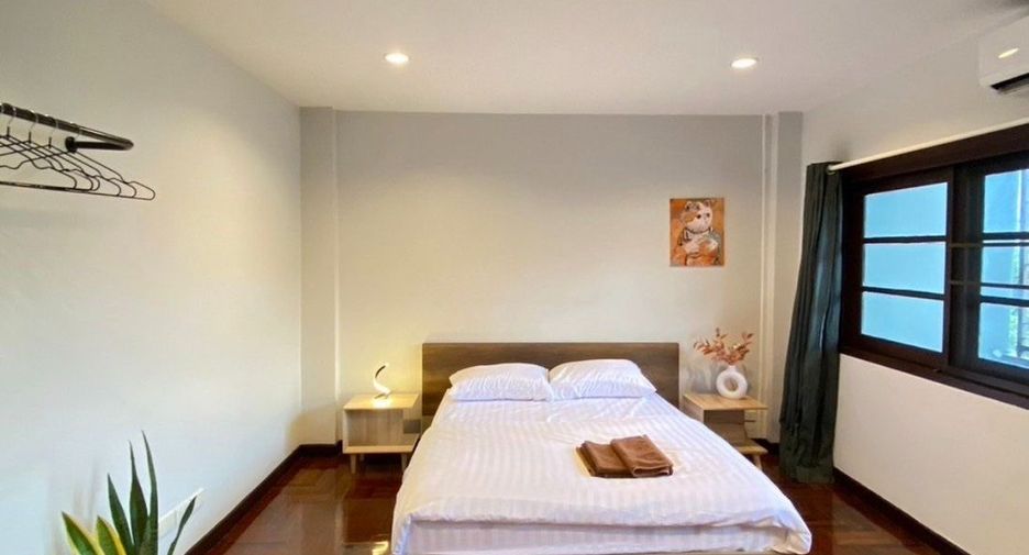 For rent 6 bedrooms townhouse in Watthana, Bangkok