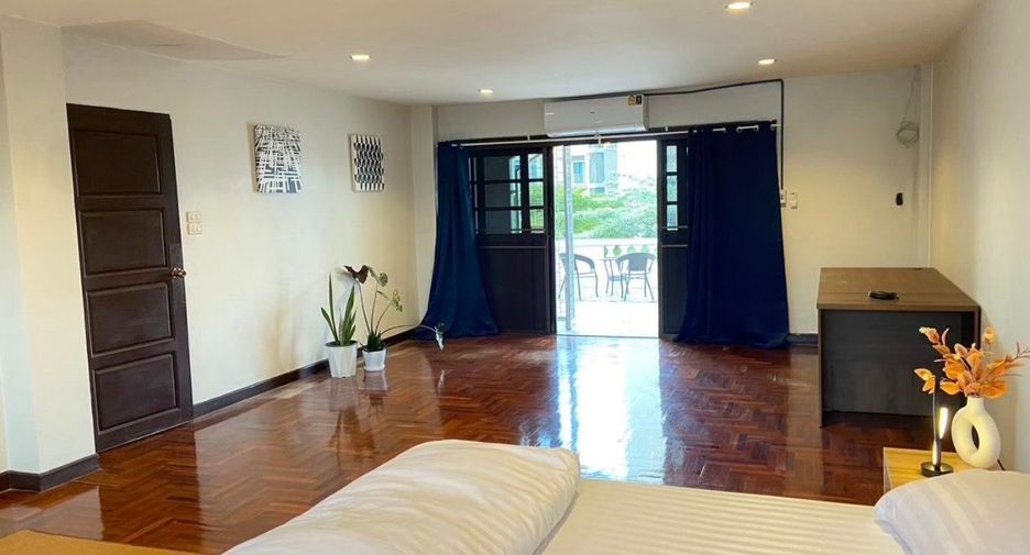 For rent 6 bedrooms townhouse in Watthana, Bangkok
