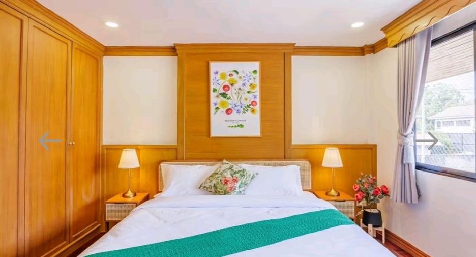For rent 5 bedrooms house in Phra Khanong, Bangkok