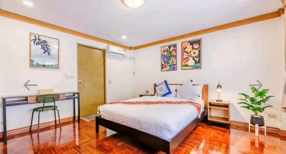 For rent 5 bedrooms house in Phra Khanong, Bangkok