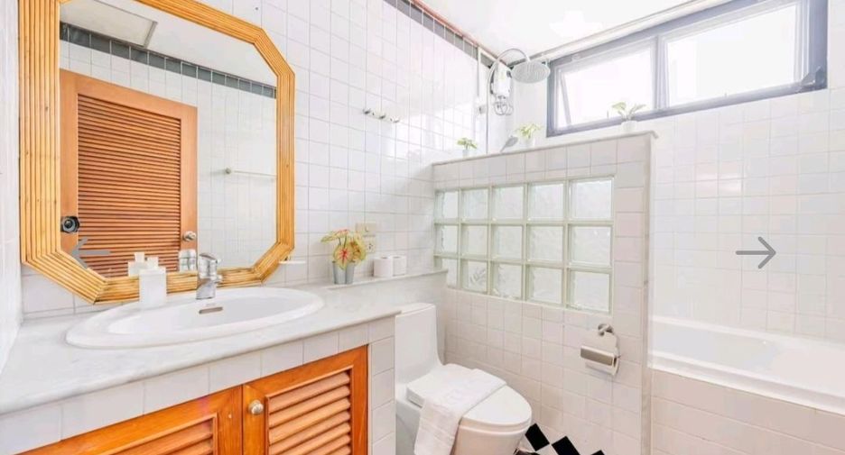 For rent 5 bedrooms house in Phra Khanong, Bangkok