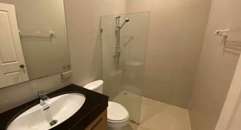 For rent 4 bedrooms townhouse in Khlong Toei, Bangkok