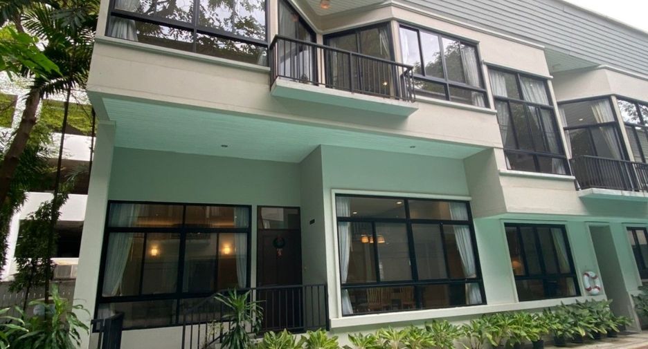 For rent 4 bedrooms townhouse in Khlong Toei, Bangkok