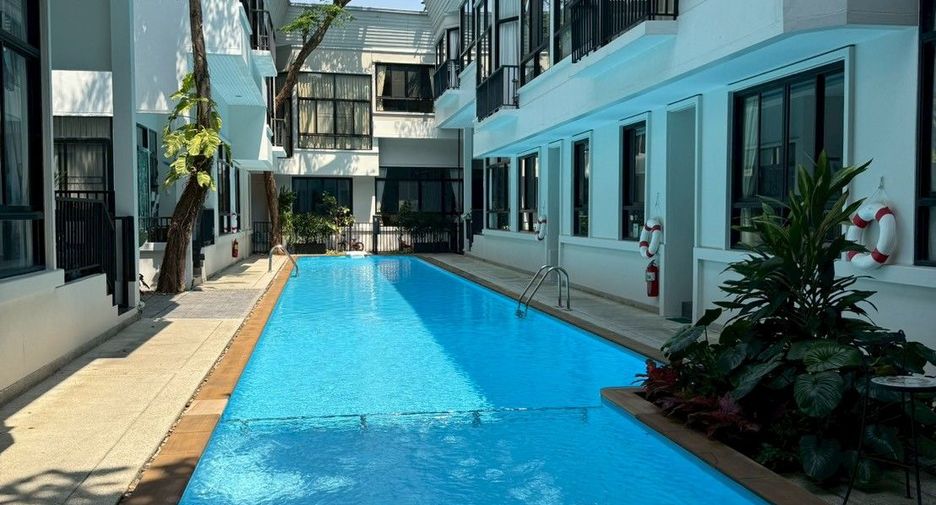 For rent 4 bedrooms townhouse in Khlong Toei, Bangkok