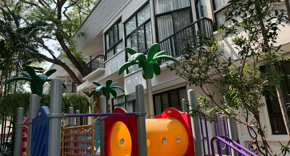 For rent 4 bedrooms townhouse in Khlong Toei, Bangkok