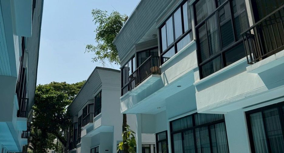 For rent 4 bedrooms townhouse in Khlong Toei, Bangkok