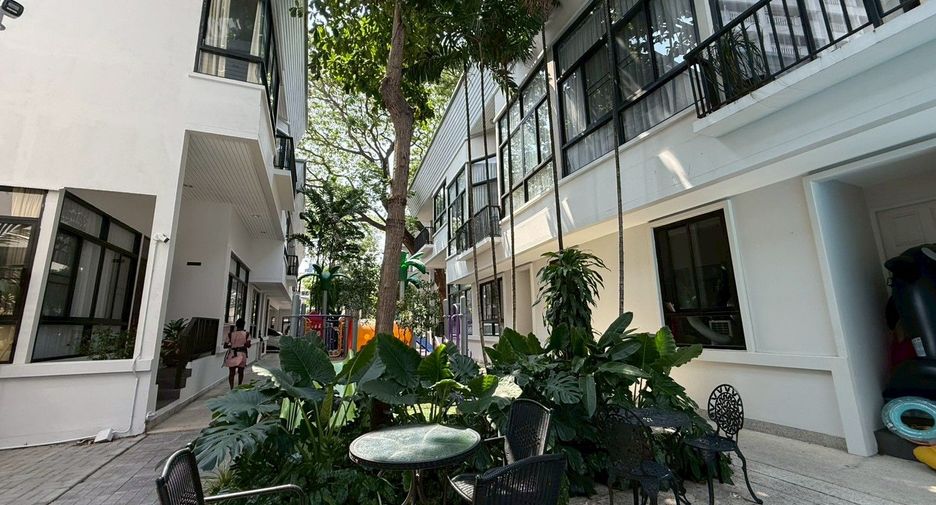 For rent 4 bedrooms townhouse in Khlong Toei, Bangkok