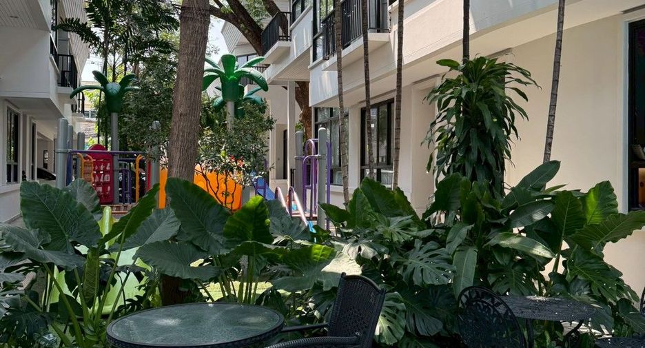 For rent 4 bedrooms townhouse in Khlong Toei, Bangkok