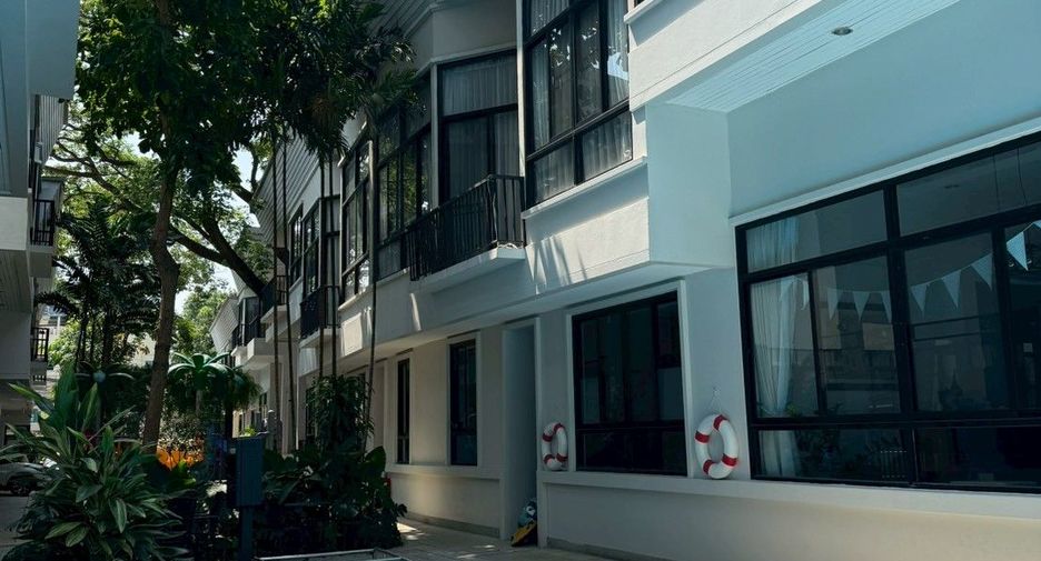 For rent 4 bedrooms townhouse in Khlong Toei, Bangkok