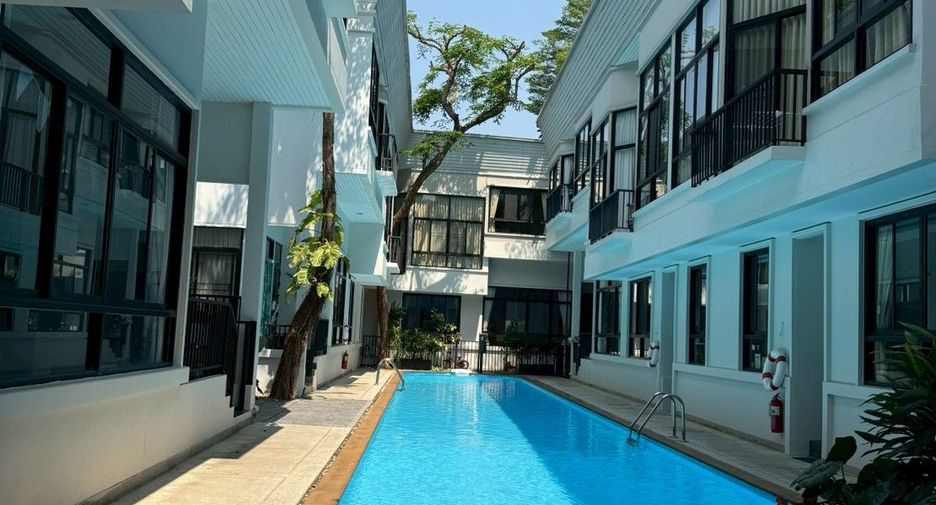For rent 4 bedrooms townhouse in Khlong Toei, Bangkok