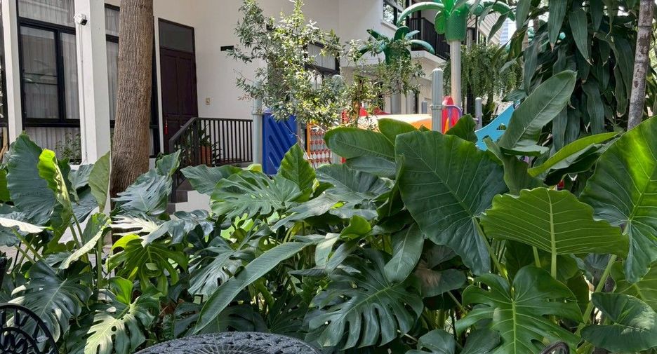 For rent 4 bedrooms townhouse in Khlong Toei, Bangkok
