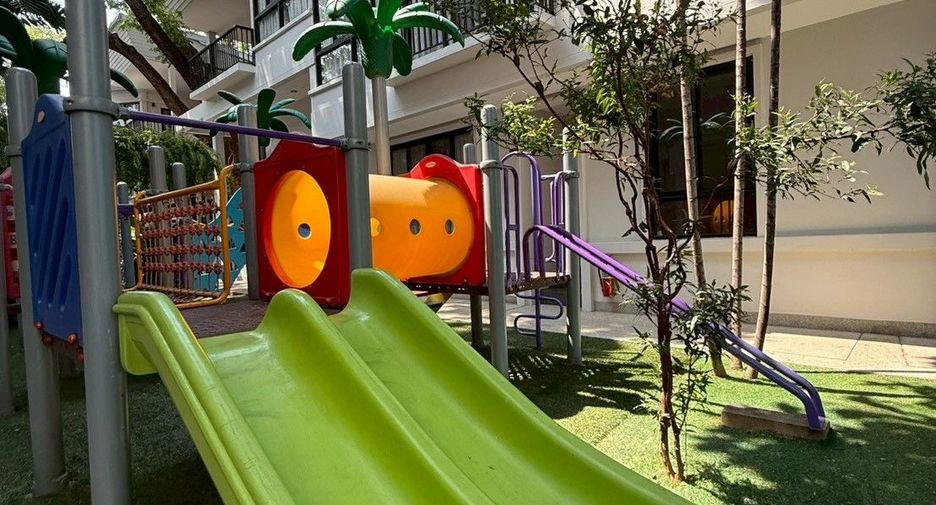 For rent 4 bedrooms townhouse in Khlong Toei, Bangkok