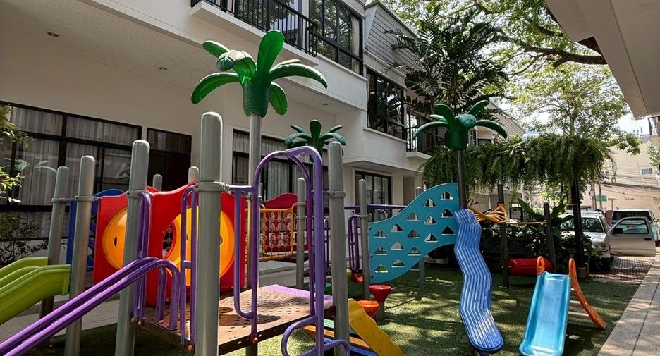 For rent 4 bedrooms townhouse in Khlong Toei, Bangkok