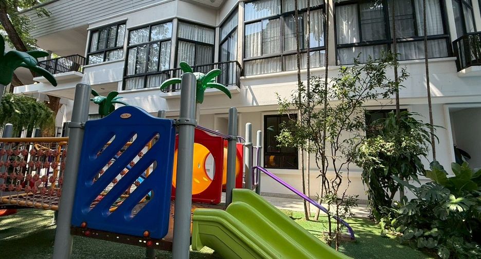 For rent 4 bedrooms townhouse in Khlong Toei, Bangkok