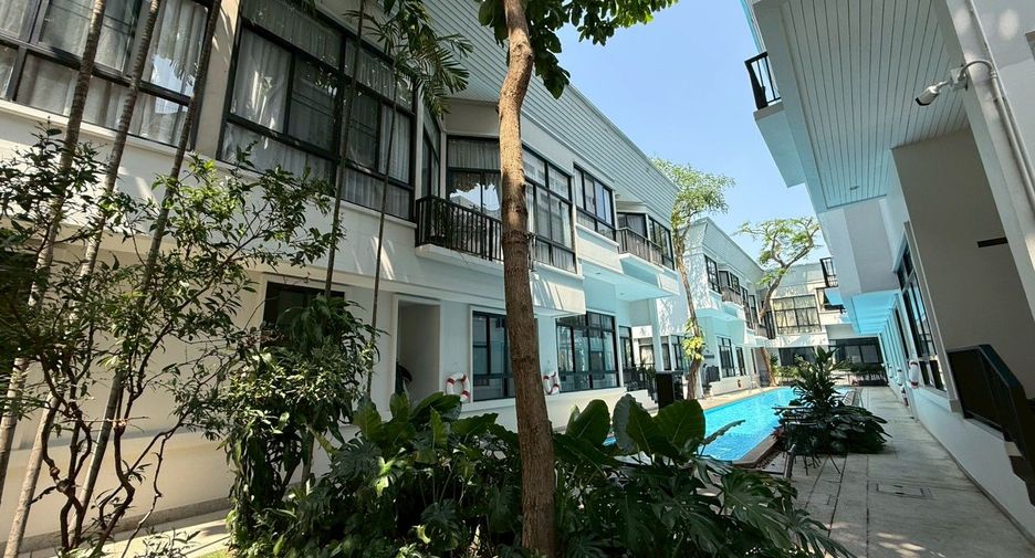 For rent 4 bedrooms townhouse in Khlong Toei, Bangkok