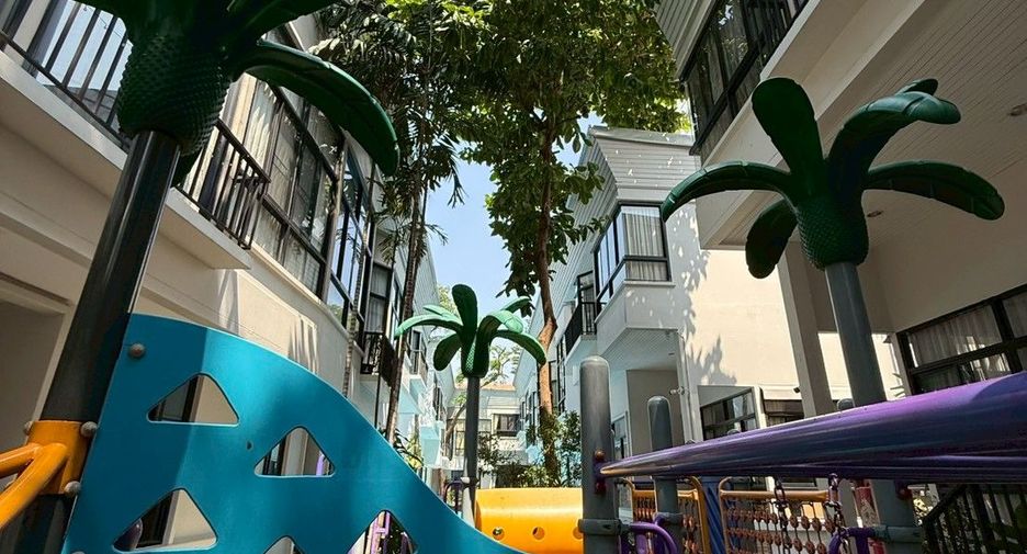 For rent 4 bedrooms townhouse in Khlong Toei, Bangkok