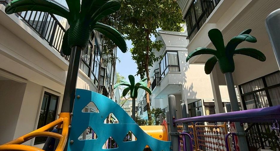 For rent 4 bedrooms townhouse in Khlong Toei, Bangkok