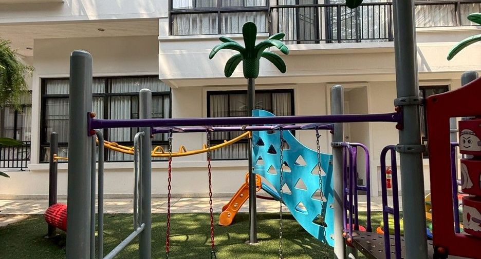 For rent 4 bedrooms townhouse in Khlong Toei, Bangkok