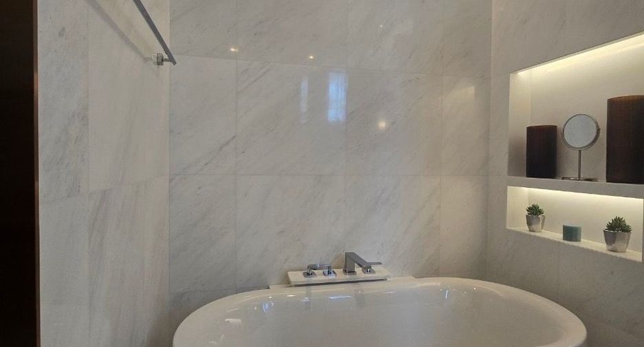 For rent 2 bedrooms condo in Pathum Wan, Bangkok