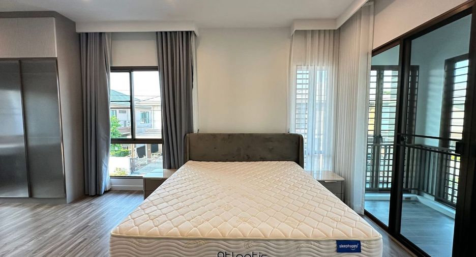 For rent 4 bedrooms house in Bang Kapi, Bangkok