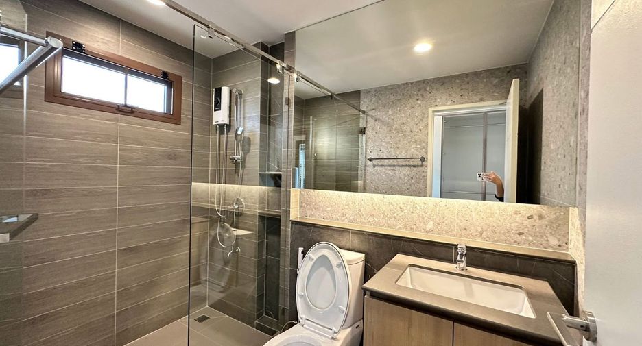 For rent 4 bedrooms house in Bang Kapi, Bangkok