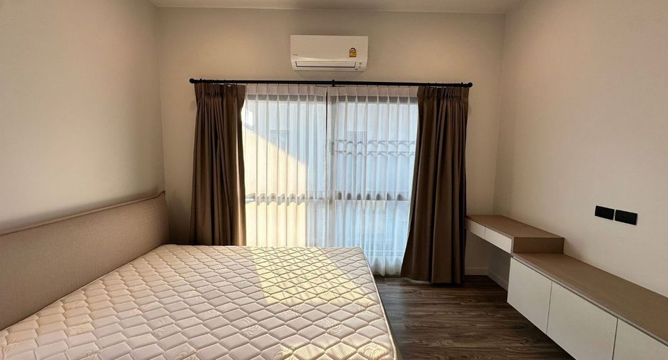 For rent 4 bedrooms house in Bang Kapi, Bangkok