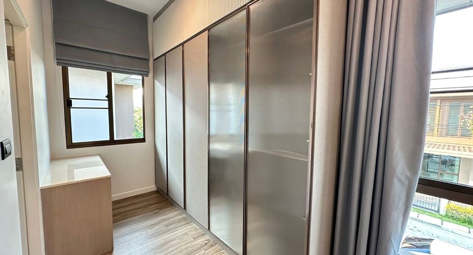 For rent 4 bedrooms house in Bang Kapi, Bangkok